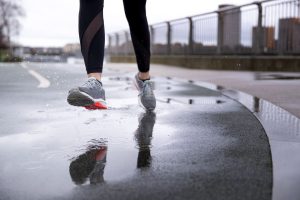 防水スプレーの選び方と正しい使い方, 靴・衣類・バッグを守る人気おすすめモデルも紹介